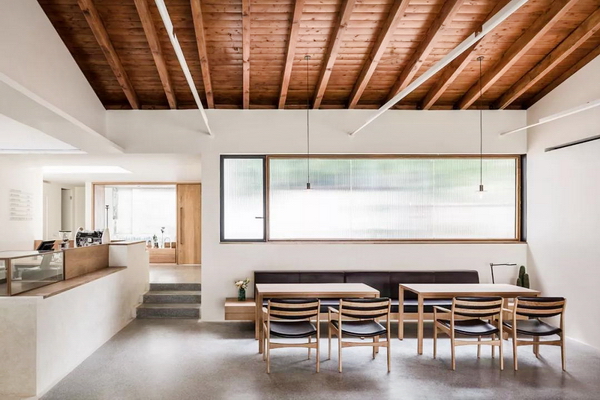 莫干山大樂之野庾村民宿，“大樂之野”的名字取自《山海經(jīng)》中因眾神之戰(zhàn)而被天帝封印的美好極樂之地。白色是整個空間的主色調(diào)，搭配少許的灰色和金色，克制而不失明朗