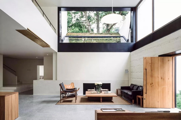 莫干山大樂之野庾村民宿，“大樂之野”的名字取自《山海經(jīng)》中因眾神之戰(zhàn)而被天帝封印的美好極樂之地。白色是整個空間的主色調(diào)，搭配少許的灰色和金色，克制而不失明朗