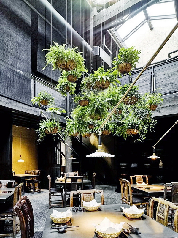 在不舍野馬嶺民宿中，中式家具被完好地繼承與發(fā)揚(yáng)，客房的設(shè)計簡潔而有溫度，提供了舒適的生活體驗