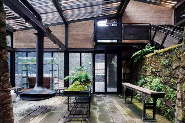 在不舍野馬嶺民宿中，中式家具被完好地繼承與發(fā)揚(yáng)，客房的設(shè)計簡潔而有溫度，提供了舒適的生活體驗