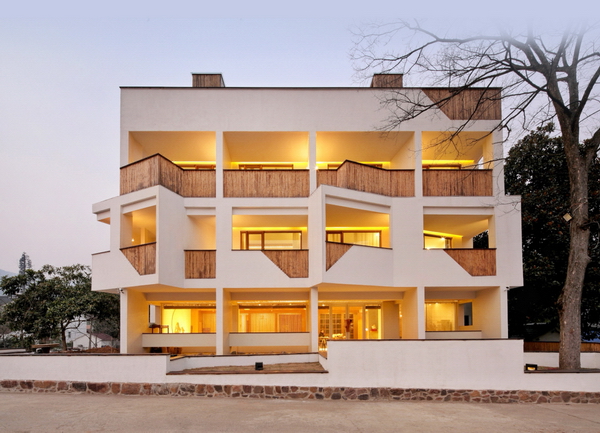 云見民宿室內(nèi)選取的卵石、土布，現(xiàn)場設(shè)計、制作的家具陳設(shè)使用當(dāng)?shù)夭鸪睦夏靖闹?，使這些平面上看起來近似的客房在實際體驗中別具一格