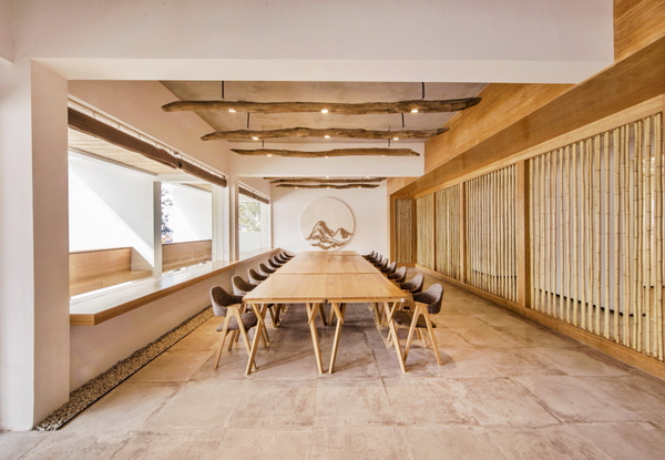 云見民宿室內(nèi)選取的卵石、土布，現(xiàn)場設(shè)計、制作的家具陳設(shè)使用當(dāng)?shù)夭鸪睦夏靖闹?，使這些平面上看起來近似的客房在實際體驗中別具一格