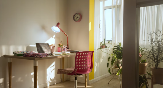 一女孩家裝修成“番茄炒蛋風”，還挺好看